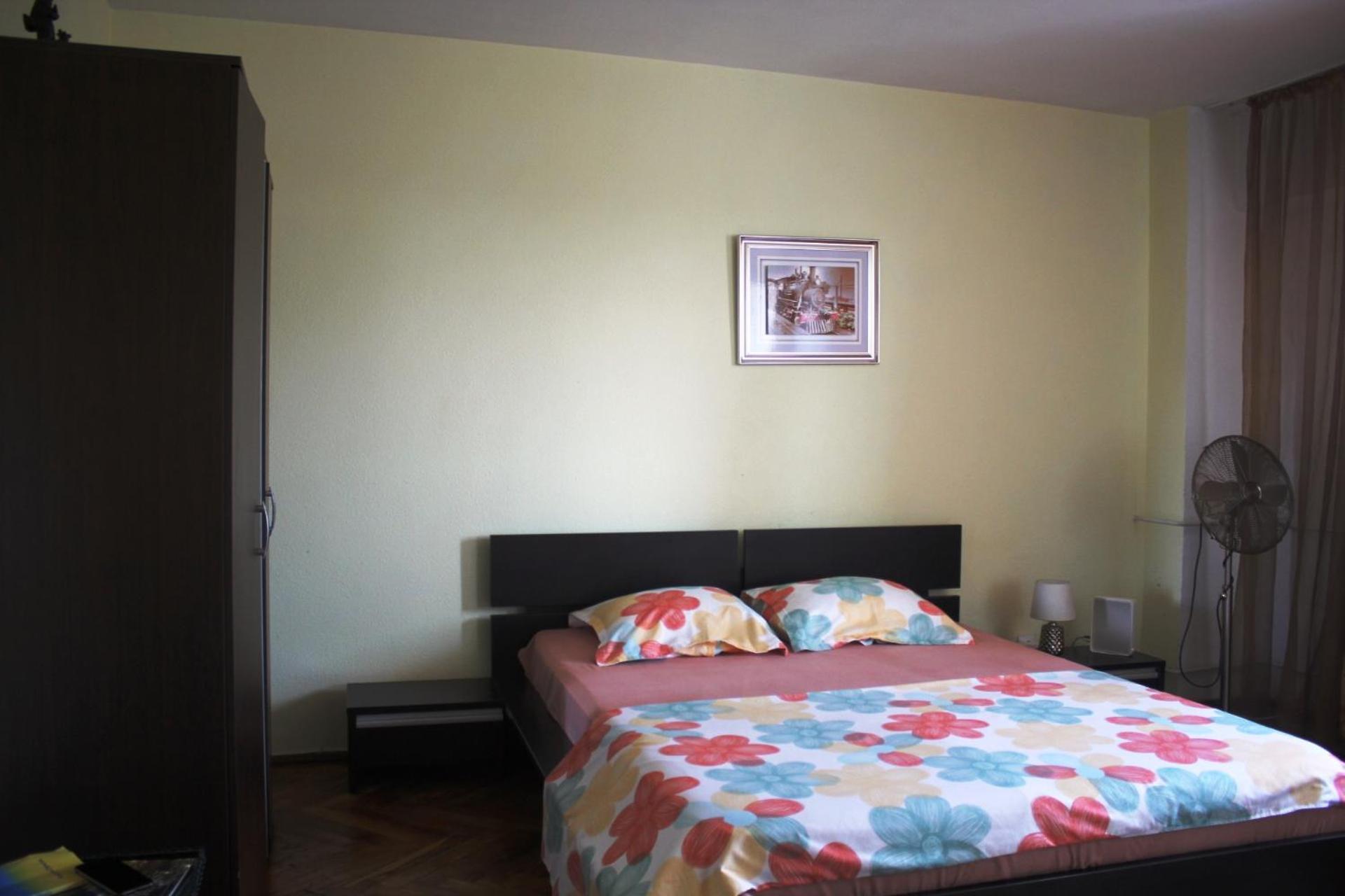 Modern Apartment, Center 1